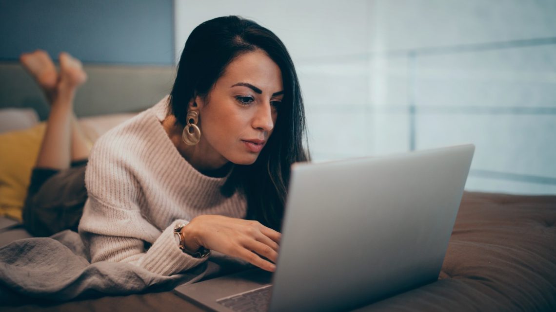 Online Dating: Benefits and Dangers Online Dating: Benefits and Dangers